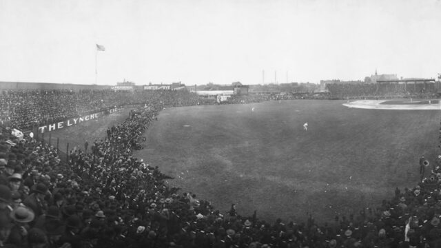 Photo historique du stade de baseball des Chicago White Sox en 1906, avant le scandale des Black Sox de 1919. Source : Boston Public Library.