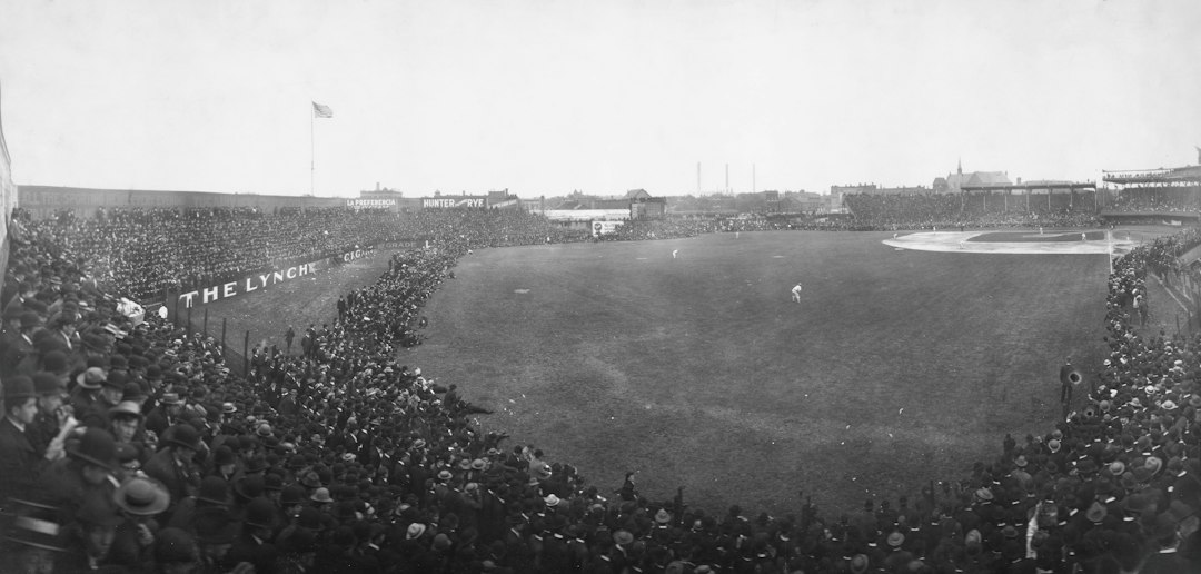 Photo historique du stade de baseball des Chicago White Sox en 1906, avant le scandale des Black Sox de 1919. Source : Boston Public Library.